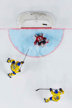 Sveriges Joel Lundqvist och Marcus Krüger ser 0-1-pucken