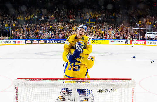 Sveriges William Nylander kastar sig över målvakten