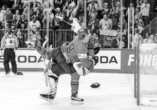 Sveriges William Nylander och målvakt Henrik Lundqvist