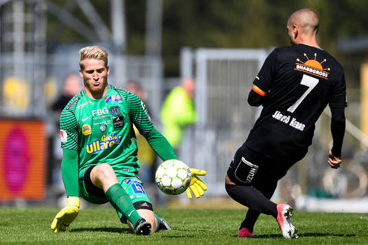 Falkenbergs målvakt Hampus Nilsson räddar skott från