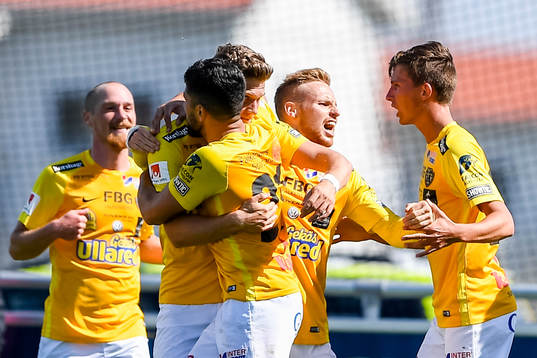 Falkenbergs spelare jublar