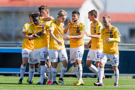 Falkenbergs spelare jublar