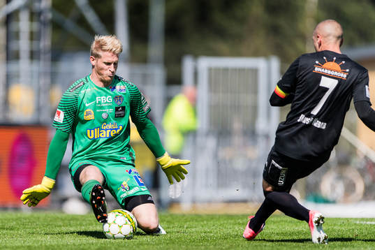 Falkenbergs målvakt Hampus Nilsson räddar friläge från