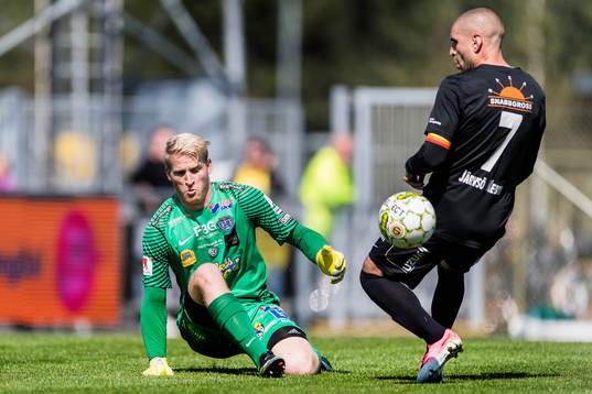Falkenbergs målvakt Hampus Nilsson räddar friläge från