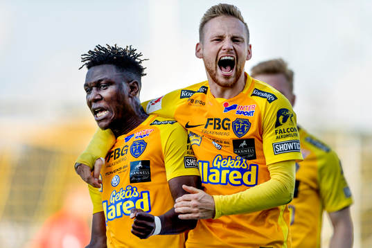 Falkenbergs Dominic Chatto (v) har gjort 2-0 och jublar