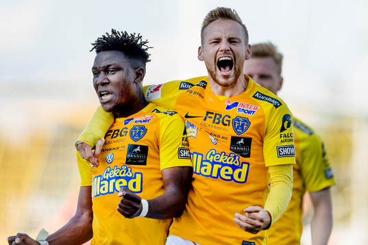 Falkenbergs Dominic Chatto (v) har gjort 2-0 och jublar
