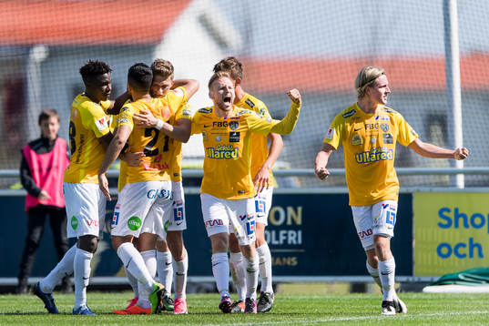 Falkenbergs spelare jublar