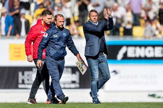 Falkenbergs tränare Hans Eklund tackar publiken