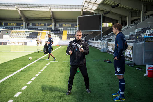 Assisterande tränare Magnus Edlund och Mikael Boman