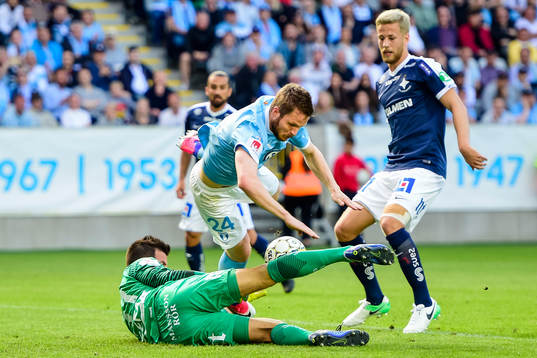 Malmö FFs Lasse Nielsen faller i en situation med