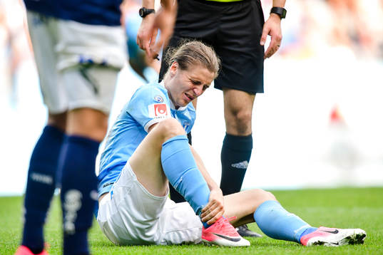 Malmö FFs Pawel Cibicki har ont