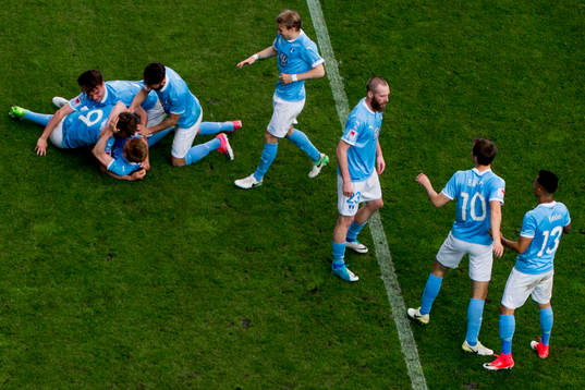 Malmö FFs spelare firar Malmö FFs gjort 1-0