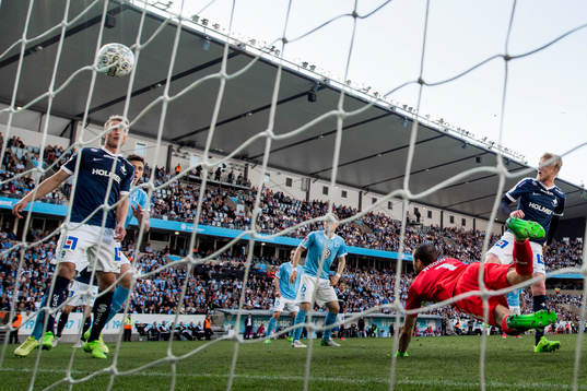 Norrköpings Karl Holmberg (th) gör 1-2 bakom Malmö FFs