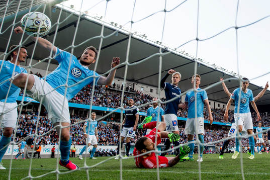 Malmö FFs Lasse Nielsen försöker rädda 1-1 från