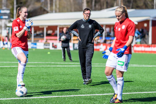 Piteås målvaktstränare Peter Bergstedt på uppvärmningen