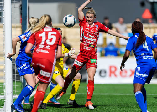 Piteås Emelie Lövgren är framme och hotar framför