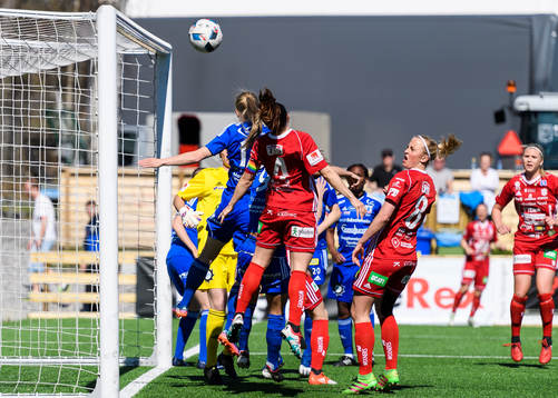 Piteås Josefin Johansson nickar bollen strax över ribban