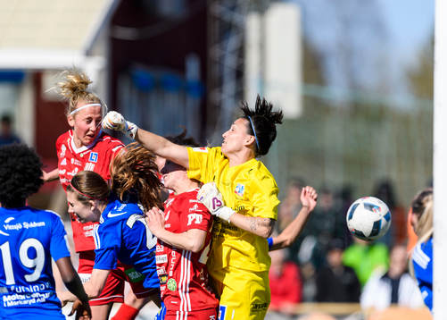 Piteås Julia Karlenäs nickar in 1-1