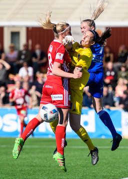 Piteås Julia Karlenäs kolliderar med Vittsjös målvakt