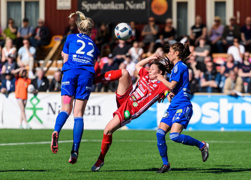 Piteås Josefin Johansson försöker sig på en cykelspark