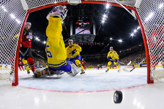 Kanadas Ryan O’Reilly gör 1-1 bakom Sveriges målvakt