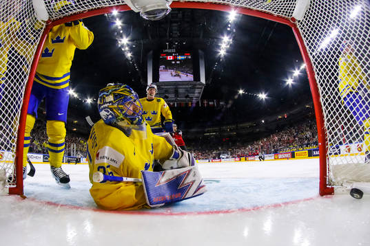 Sveriges målvakt Henrik Lundqvist deppar