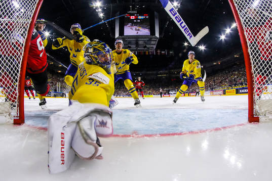 Kanadas Ryan O’Reilly gör 1-1 bakom Sveriges målvakt