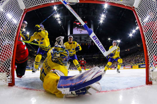 Kanadas Ryan O’Reilly gör 1-1 bakom Sveriges målvakt