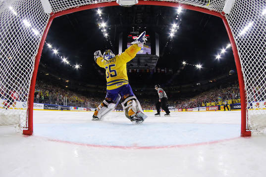 Sveriges målvakt Henrik Lundqvist jublar