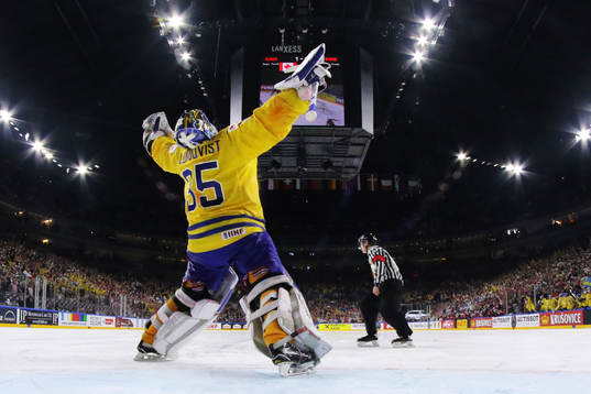Sveriges målvakt Henrik Lundqvist jublar