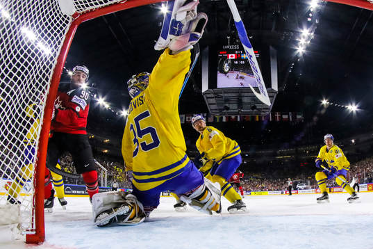 Kanadas Ryan O’Reilly gör 1-1 bakom Sveriges målvakt