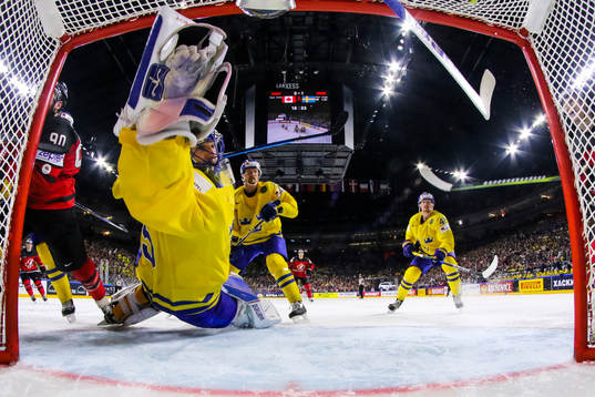 Kanadas Ryan O’Reilly gör 1-1 bakom Sveriges målvakt