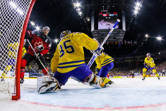 Kanadas Ryan O’Reilly gör 1-1 bakom Sveriges målvakt