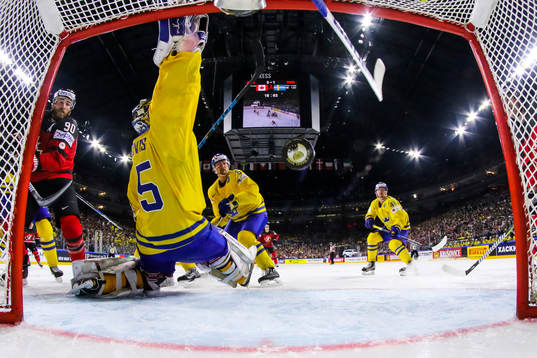 Kanadas Ryan O’Reilly gör 1-1 bakom Sveriges målvakt