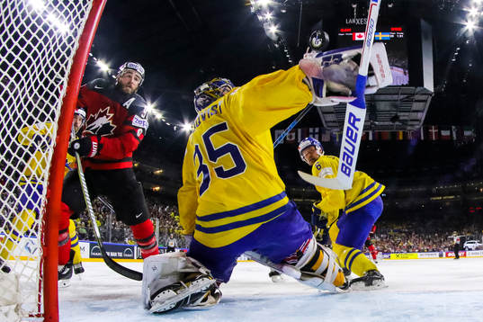 Kanadas Ryan O’Reilly gör 1-1 bakom Sveriges målvakt