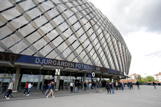 Utanför Tele2 arena