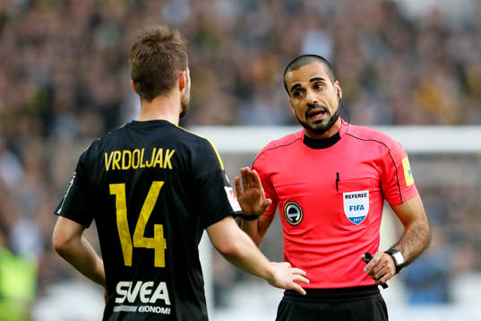 s Stipe Vrdoljak får en tillsägelse av domare Mohammed