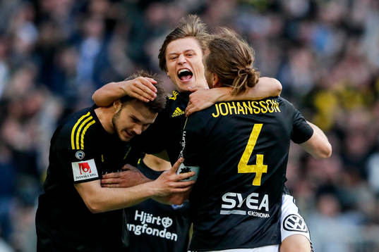s Simon Thern jublar med lagkamrater