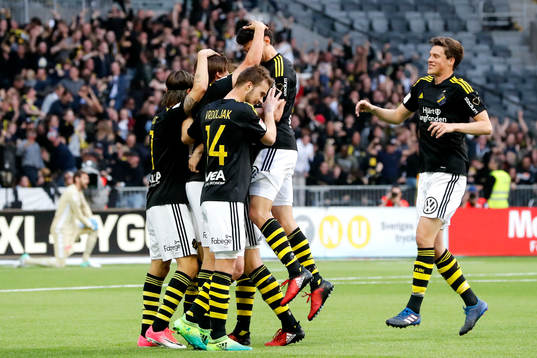 s Simon Thern jublar med lagkamrater