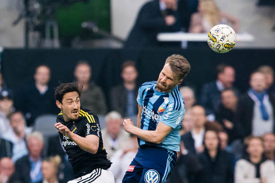 s Stefan Ishizaki i en nickduell med Djurgårdens Jacob Une