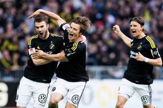 s Stipe Vrdoljak, Simon Thern och Kristoffer Olsson jublar