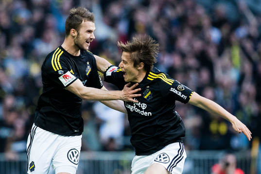 s Stipe Vrdoljak och Simon Thern jublar
