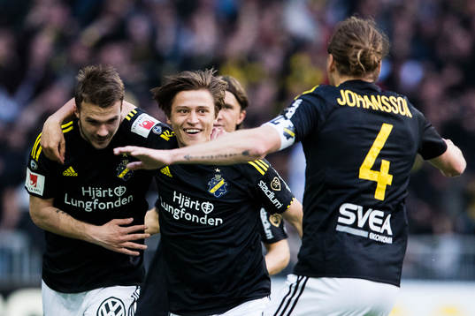 s Stipe Vrdoljak och Simon Thern jublar