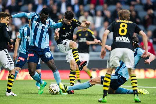 s Jesper Nyholm hoppar undan när Djurgårdens Jonas Olsson