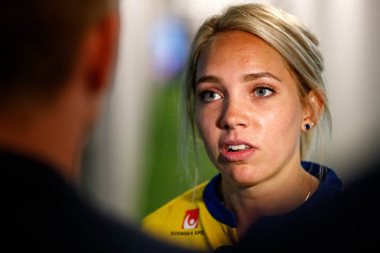 Elin Rubensson blir intervjuad