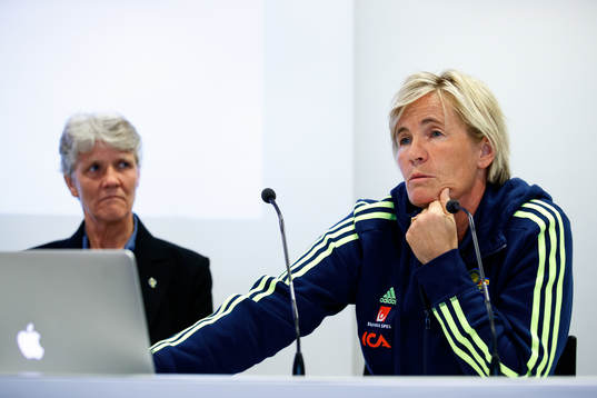 Assisterande förbundskapten Lilie Persson pratar med
