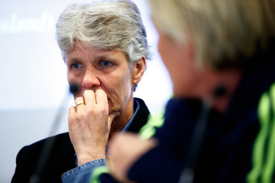Förbundskapten Pia Sundhage funderar