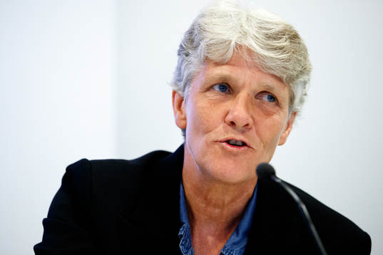 Förbundskapten Pia Sundhage pratar