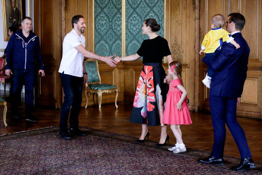 förbundskapten Rikard Grönborg och Joel Lundqvist hälsar