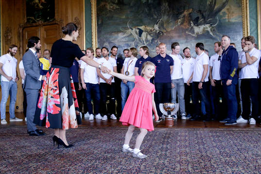 Kronprinsessan Victoria och Prinsessan Estelle när